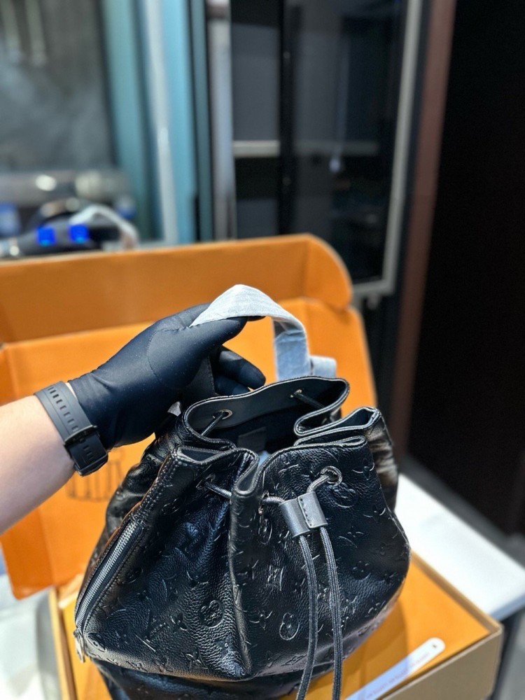 【AT3529】Louis Vuitton Montsouris ブラックエンボスドローバケットバッグ | クラシックでおしゃれ | 大容量の通勤バッグ