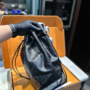 【AT3529】Louis Vuitton Montsouris ブラックエンボスドローバケットバッグ | クラシックでおしゃれ | 大容量の通勤バッグ