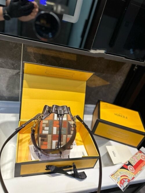 【AT3530】Fendi クラシックなパッチワーク仕様の紐付きバケツバッグ、トレンド感満載、コレクションのひと品。