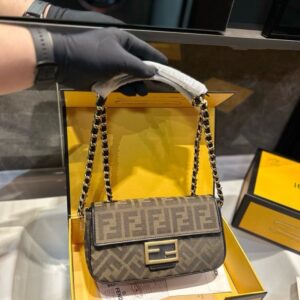 【AT3531】Fendi のクラシックなFFモノグラムチェーンバッグは、トレンディで万能なショルダーバッグです。