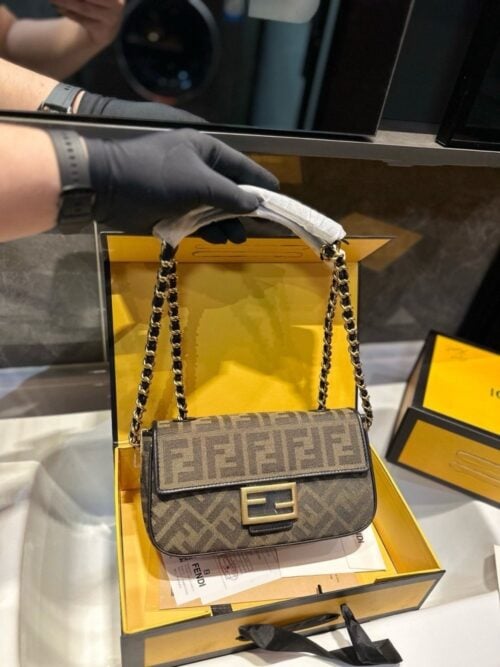 【AT3531】Fendi のクラシックなFFモノグラムチェーンバッグは、トレンディで万能なショルダーバッグです。