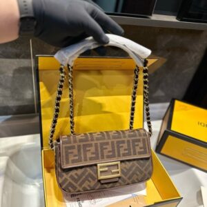 【AT3531】Fendi のクラシックなFFモノグラムチェーンバッグは、トレンディで万能なショルダーバッグです。