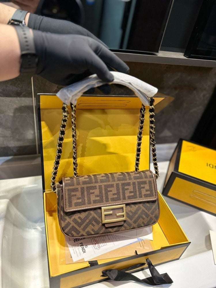 【AT3531】Fendi のクラシックなFFモノグラムチェーンバッグは、トレンディで万能なショルダーバッグです。