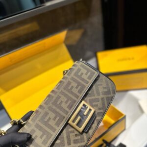 【AT3531】Fendi のクラシックなFFモノグラムチェーンバッグは、トレンディで万能なショルダーバッグです。