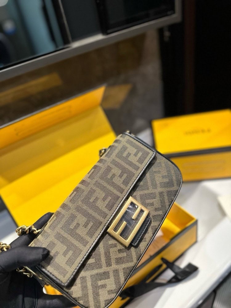 【AT3531】Fendi のクラシックなFFモノグラムチェーンバッグは、トレンディで万能なショルダーバッグです。