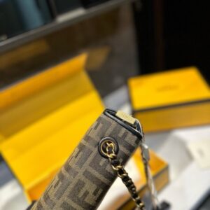 【AT3531】Fendi のクラシックなFFモノグラムチェーンバッグは、トレンディで万能なショルダーバッグです。