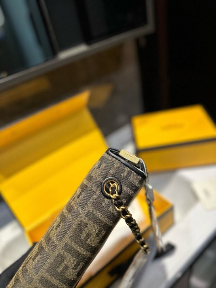 【AT3531】Fendi のクラシックなFFモノグラムチェーンバッグは、トレンディで万能なショルダーバッグです。