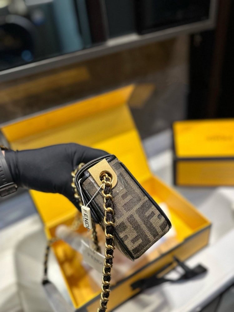 【AT3531】Fendi のクラシックなFFモノグラムチェーンバッグは、トレンディで万能なショルダーバッグです。