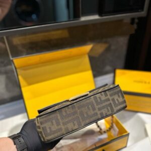 【AT3531】Fendi のクラシックなFFモノグラムチェーンバッグは、トレンディで万能なショルダーバッグです。