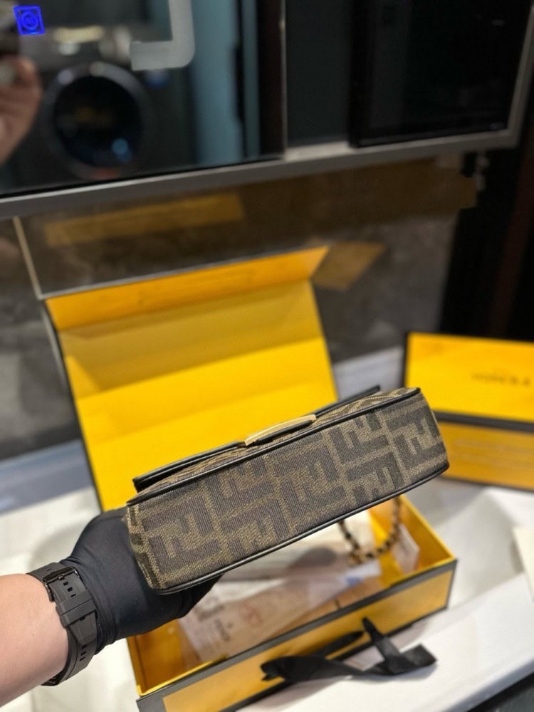 【AT3531】Fendi のクラシックなFFモノグラムチェーンバッグは、トレンディで万能なショルダーバッグです。