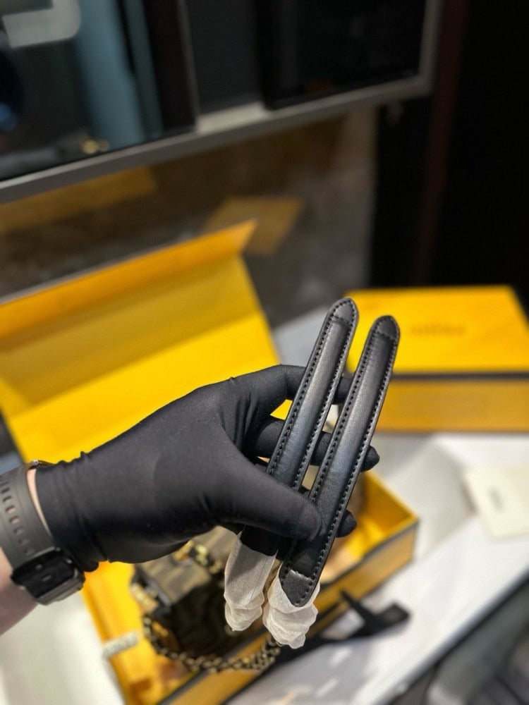 【AT3531】Fendi のクラシックなFFモノグラムチェーンバッグは、トレンディで万能なショルダーバッグです。