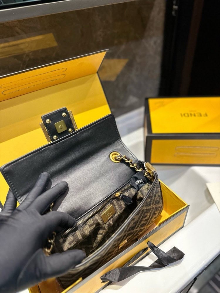 【AT3531】Fendi のクラシックなFFモノグラムチェーンバッグは、トレンディで万能なショルダーバッグです。