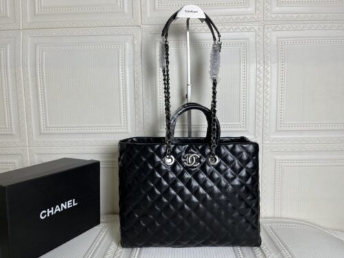【AT3537】Chanelのクラシックなダイヤ柄チェーンショルダートートバッグは、ファッションとの相性が抜群で、黒色の大容量のハンドバッグです。