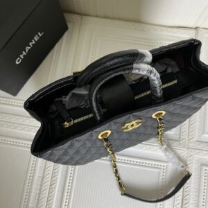 【AT3538】Chanelのクラシックなダイアモンドチェック柄のトートバッグ、ゴールドチェーンと二つのCのロゴ、レトロで高級感のある手提げと肩掛けの両用バッグ　