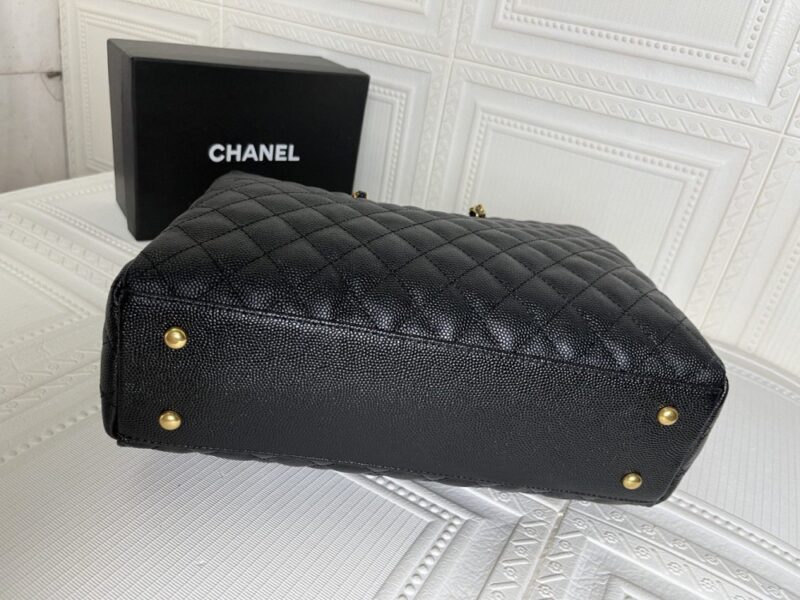 【AT3538】Chanelのクラシックなダイアモンドチェック柄のトートバッグ、ゴールドチェーンと二つのCのロゴ、レトロで高級感のある手提げと肩掛けの両用バッグ　