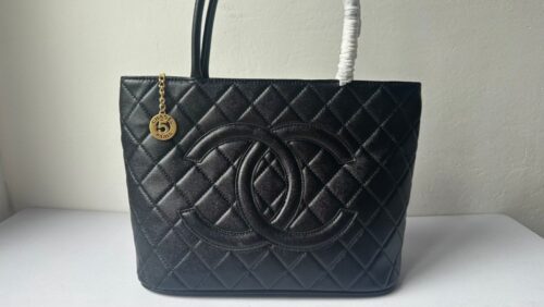 【AT3540】Chanel クラシックキルトトートバッグ、黒いラムスキン、ゴールドのネームタグ装飾、大容量のファッショナブルなハンドバッグ。