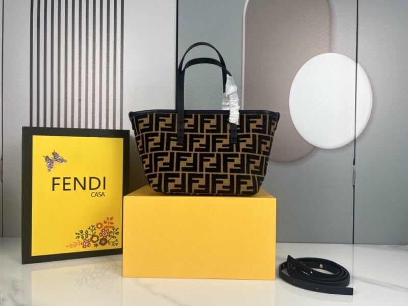 【AT3542】FendiのクラシックなFFモノグラムトートバッグ、ヴィンテージキャンバスと牛革のコンビネーション、大容量の手提げバッグ、斜め掛けも可能。