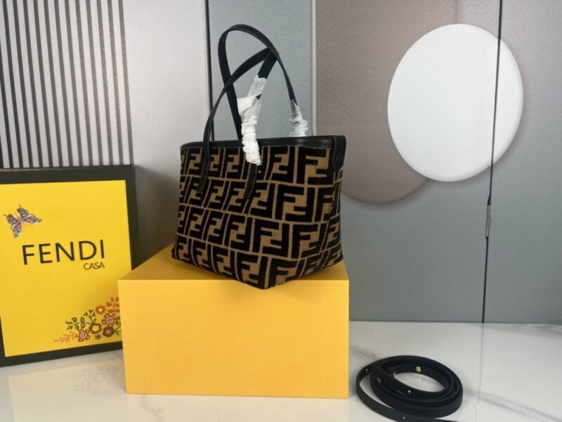 【AT3542】FendiのクラシックなFFモノグラムトートバッグ、ヴィンテージキャンバスと牛革のコンビネーション、大容量の手提げバッグ、斜め掛けも可能。