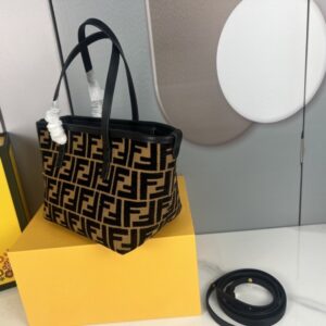 【AT3542】FendiのクラシックなFFモノグラムトートバッグ、ヴィンテージキャンバスと牛革のコンビネーション、大容量の手提げバッグ、斜め掛けも可能。