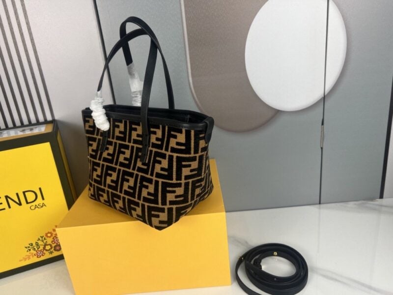 【AT3542】FendiのクラシックなFFモノグラムトートバッグ、ヴィンテージキャンバスと牛革のコンビネーション、大容量の手提げバッグ、斜め掛けも可能。