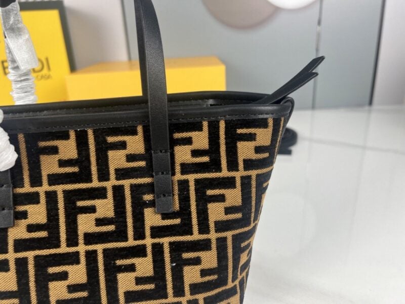 【AT3542】FendiのクラシックなFFモノグラムトートバッグ、ヴィンテージキャンバスと牛革のコンビネーション、大容量の手提げバッグ、斜め掛けも可能。