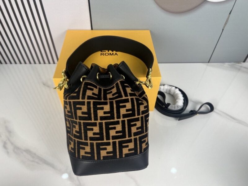 【AT3543】Fendi クラシック FF モノグラム バケツバッグ ビンテージキャンバスと牛革の組み合わせ オールマッチの紐付きバッグ ショルダーと斜め掛けの両用
