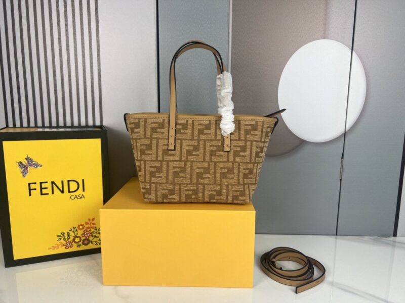 【AT3544】FendiのクラシックFFエクスプレスバッグ、ヴィンテージキャンバスと牛革の組み合わせ、大容量で通勤に便利なハンドバッグ。斜め掛けも可能。