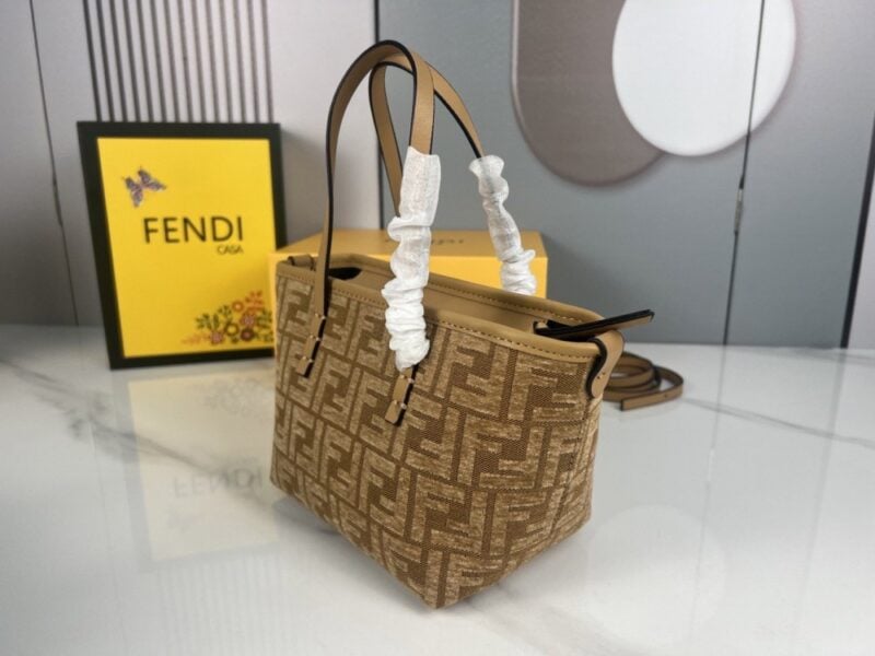 【AT3544】FendiのクラシックFFエクスプレスバッグ、ヴィンテージキャンバスと牛革の組み合わせ、大容量で通勤に便利なハンドバッグ。斜め掛けも可能。