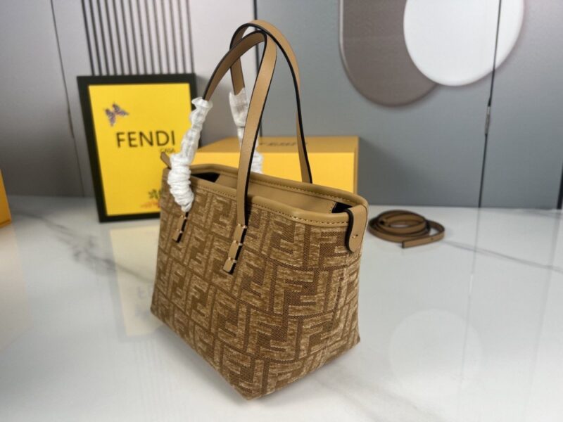 【AT3544】FendiのクラシックFFエクスプレスバッグ、ヴィンテージキャンバスと牛革の組み合わせ、大容量で通勤に便利なハンドバッグ。斜め掛けも可能。
