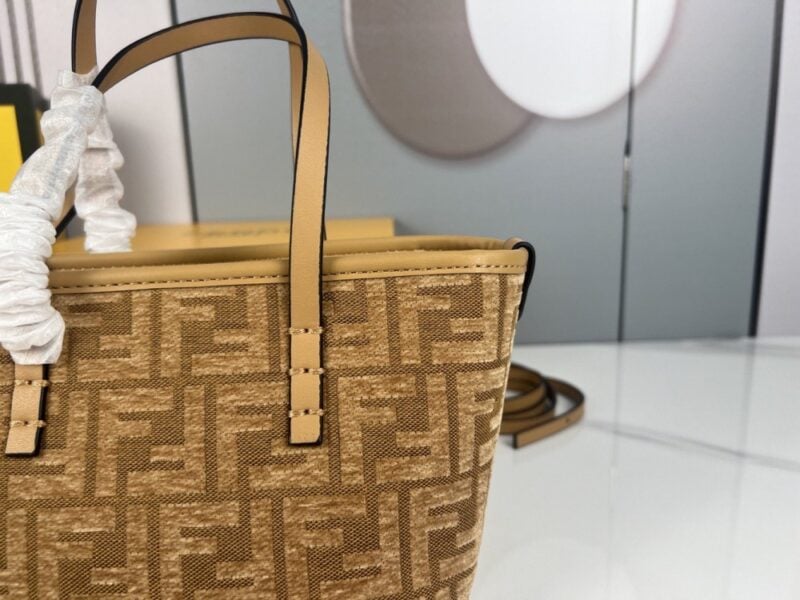 【AT3544】FendiのクラシックFFエクスプレスバッグ、ヴィンテージキャンバスと牛革の組み合わせ、大容量で通勤に便利なハンドバッグ。斜め掛けも可能。