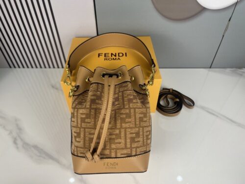 【AT3545】FendiのクラシックなFFモノグラム柄のバケツバッグ。レトロなキャンバス地と牛革の組み合わせがおしゃれでどんなスタイルにも合わせやすい、ショルダーバッグや斜めがけバッグです。