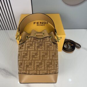 【AT3545】FendiのクラシックなFFモノグラム柄のバケツバッグ。レトロなキャンバス地と牛革の組み合わせがおしゃれでどんなスタイルにも合わせやすい、ショルダーバッグや斜めがけバッグです。