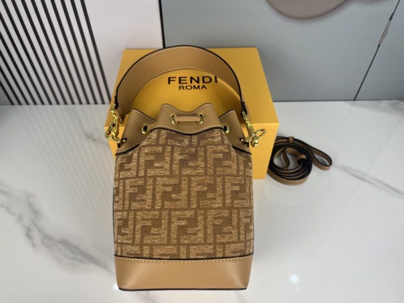 【AT3545】FendiのクラシックなFFモノグラム柄のバケツバッグ。レトロなキャンバス地と牛革の組み合わせがおしゃれでどんなスタイルにも合わせやすい、ショルダーバッグや斜めがけバッグです。