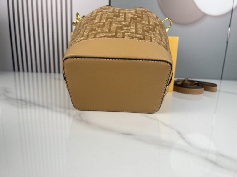 【AT3545】FendiのクラシックなFFモノグラム柄のバケツバッグ。レトロなキャンバス地と牛革の組み合わせがおしゃれでどんなスタイルにも合わせやすい、ショルダーバッグや斜めがけバッグです。