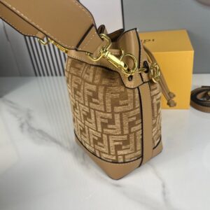 【AT3545】FendiのクラシックなFFモノグラム柄のバケツバッグ。レトロなキャンバス地と牛革の組み合わせがおしゃれでどんなスタイルにも合わせやすい、ショルダーバッグや斜めがけバッグです。