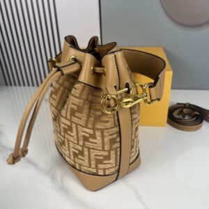 【AT3545】FendiのクラシックなFFモノグラム柄のバケツバッグ。レトロなキャンバス地と牛革の組み合わせがおしゃれでどんなスタイルにも合わせやすい、ショルダーバッグや斜めがけバッグです。