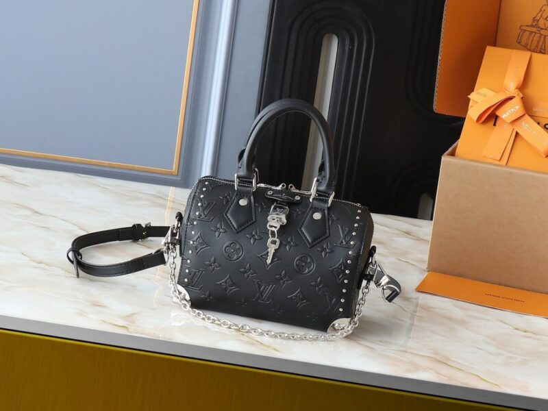 【AT3548】LVのハイエンドブラックリベットロック付きトートバッグ。ファッショナブルで万能なスクエアバッグ Louis Vuitton