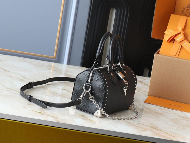 【AT3548】LVのハイエンドブラックリベットロック付きトートバッグ。ファッショナブルで万能なスクエアバッグ Louis Vuitton