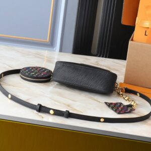 【AT3554】Louis Vuitton ルイヴィトンのヴィンテージEPIレザーとマルチカラーパターンのクラッチバッグは、ファッショナブルなチェーンショルダーバッグです。