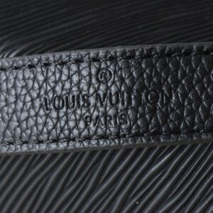 【AT3554】Louis Vuitton ルイヴィトンのヴィンテージEPIレザーとマルチカラーパターンのクラッチバッグは、ファッショナブルなチェーンショルダーバッグです。