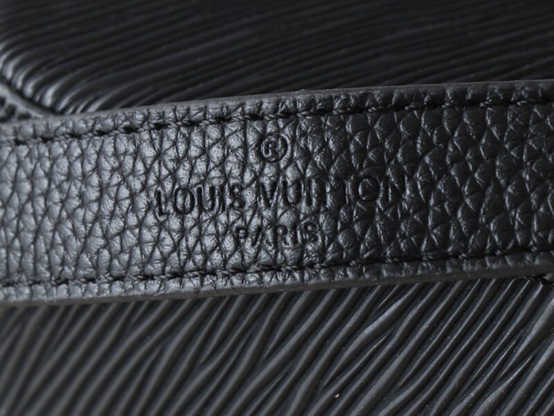 【AT3554】Louis Vuitton ルイヴィトンのヴィンテージEPIレザーとマルチカラーパターンのクラッチバッグは、ファッショナブルなチェーンショルダーバッグです。