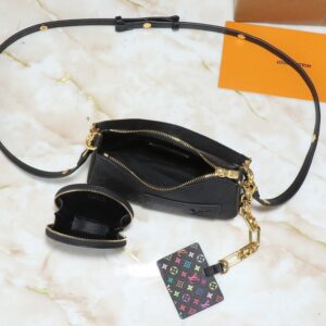 【AT3554】Louis Vuitton ルイヴィトンのヴィンテージEPIレザーとマルチカラーパターンのクラッチバッグは、ファッショナブルなチェーンショルダーバッグです。