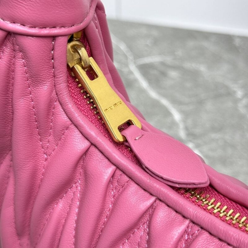 【AT3575】Miu Miu ミュウミュウのピンクのプリーツミニハンドバッグ、ショルダーバッグ