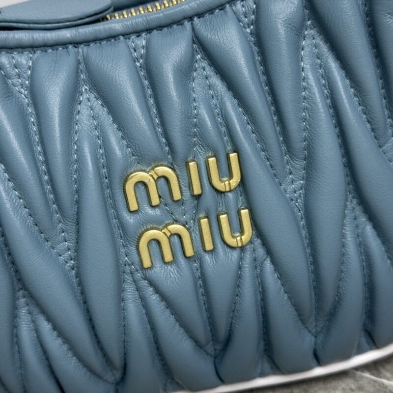 【AT3576】Miu Miu ミュウミュウのファッションプリーツショルダーバッグ（アドバンストグレーブルー）