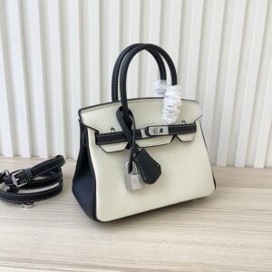 【AT3577】Hermes エルメスのクラシックなリズリボン柄のハンドバッグ（黒と白のツートンカラー）。