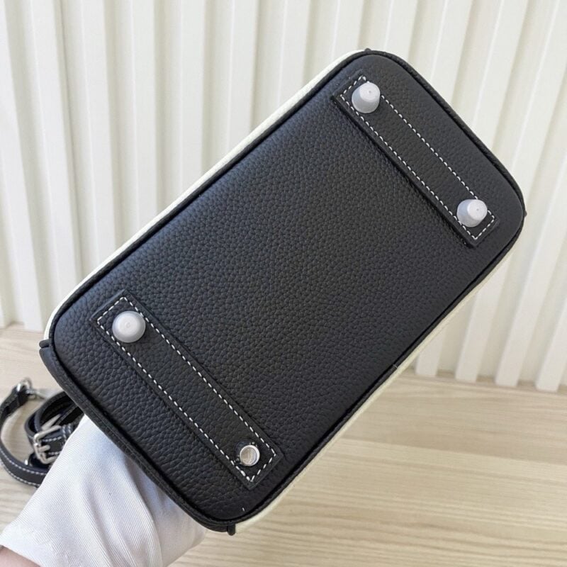 【AT3577】Hermes エルメスのクラシックなリズリボン柄のハンドバッグ（黒と白のツートンカラー）。