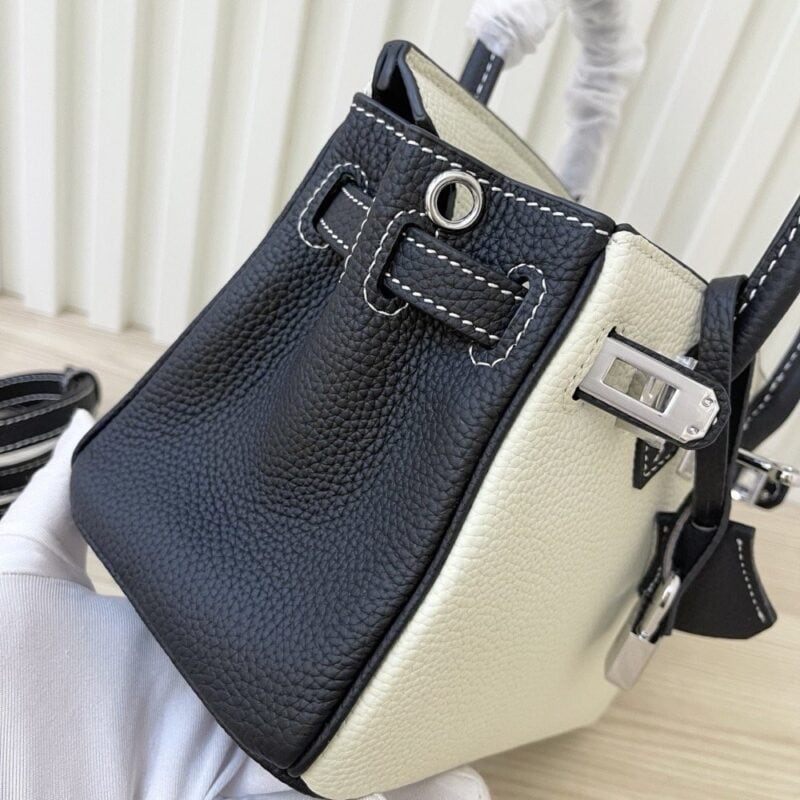 【AT3577】Hermes エルメスのクラシックなリズリボン柄のハンドバッグ（黒と白のツートンカラー）。