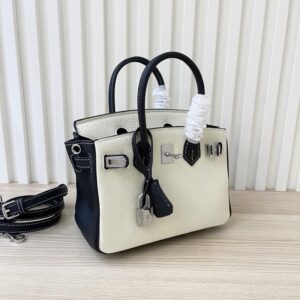【AT3577】Hermes エルメスのクラシックなリズリボン柄のハンドバッグ（黒と白のツートンカラー）。