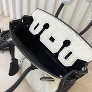 【AT3577】Hermes エルメスのクラシックなリズリボン柄のハンドバッグ（黒と白のツートンカラー）。