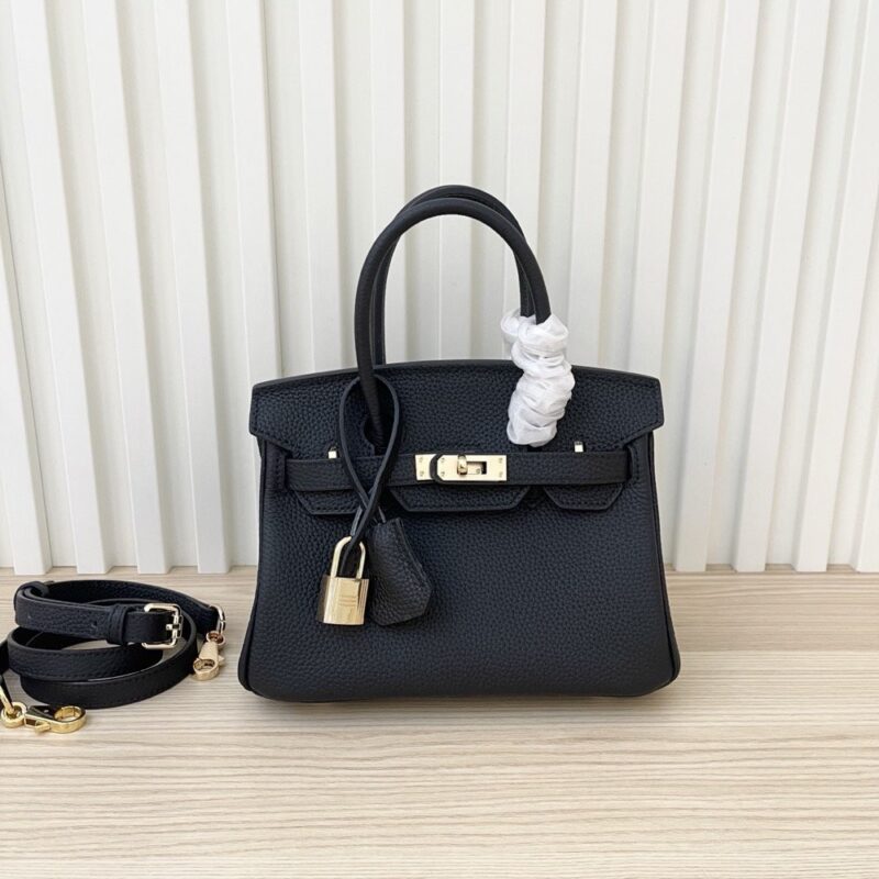 【AT3579】Hermes エルメスの定番ケリーバッグは、手持ちと斜めがけの両方に使える（クラシックブラックゴールド）です。